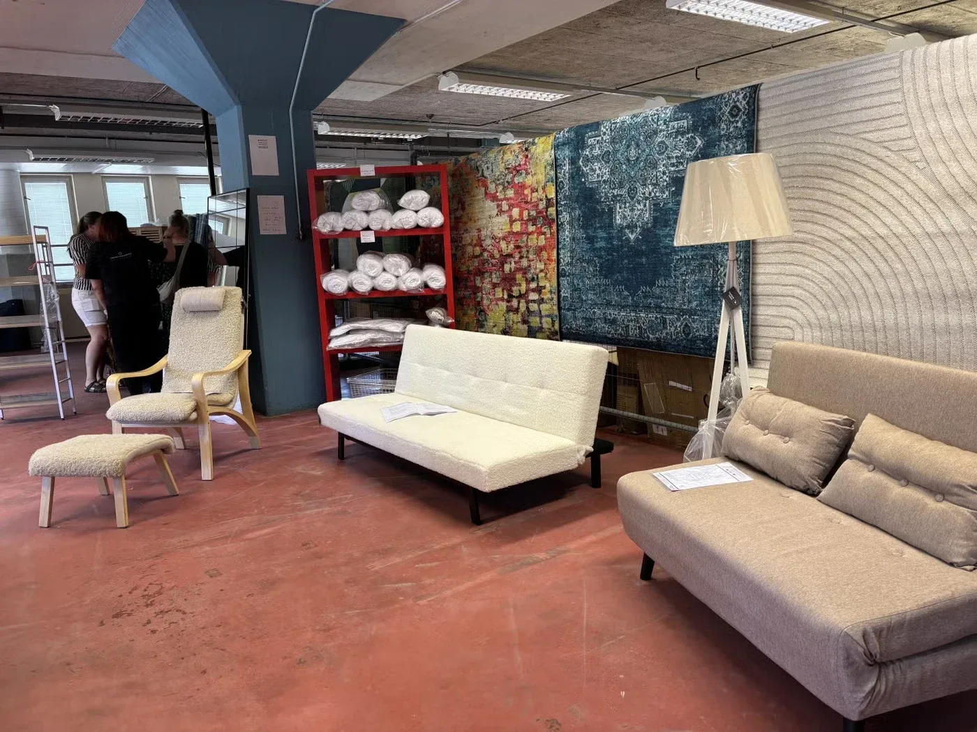 Soffor och fåtöljer uppställda i butiken